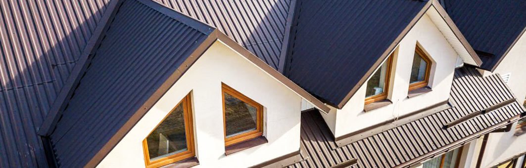 Casa con láminas para techos de acero pintro