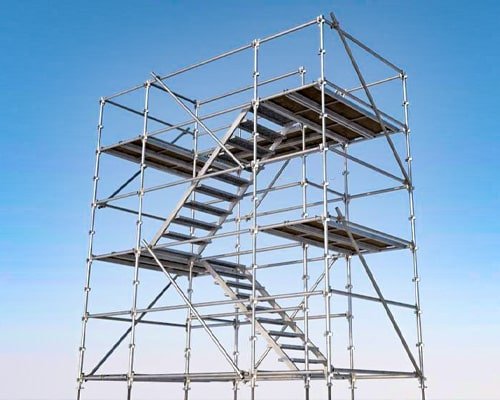 Escalera de acero con plataforma de trabajo instalada en una fábrica