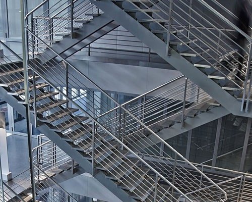 Escaleras de acero de dos tramos en un edificio