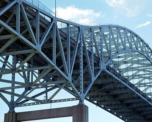 Un puente de acero de color azul diseñado con vigas S