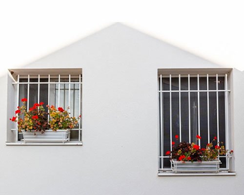 Dos ventanas de herrería de color blanca 