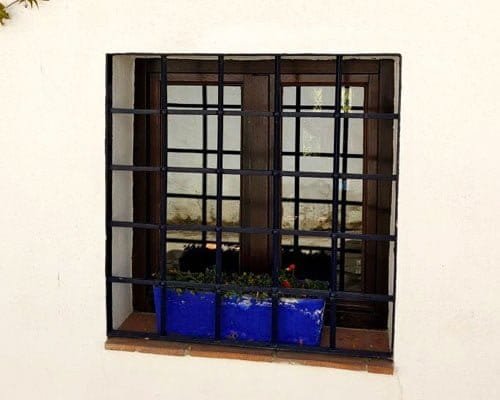 Ventana con protección de herrería de color negro