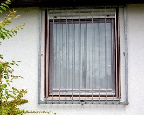 ventanas de herrería con barrotes de color gris