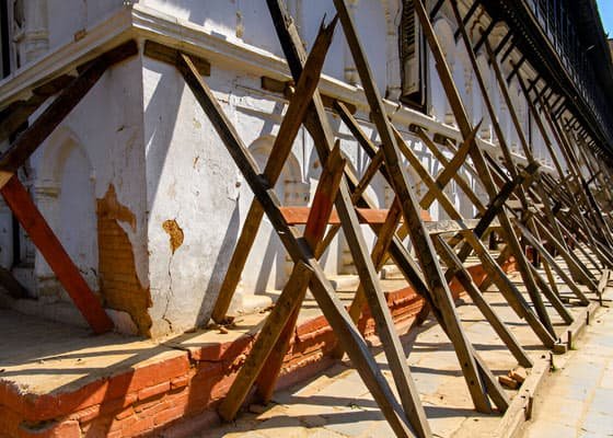 Apuntalamientos de madera reforzando edificio deteriorado