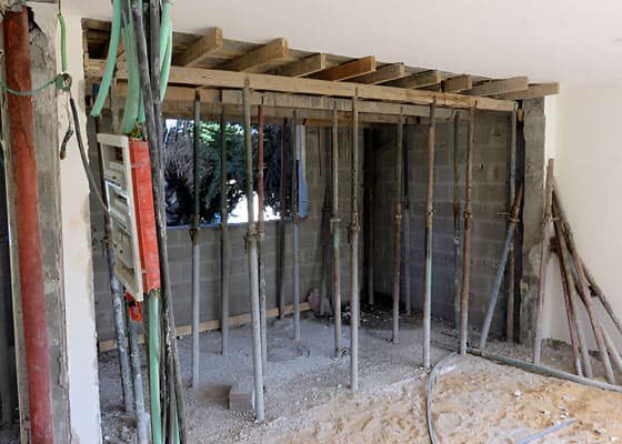 Apuntalamientos de construcciones de una casa en remodelación